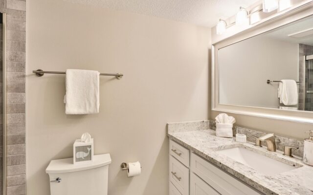 Trillium 4C Beach Front With Private Balcony/updated/pool!