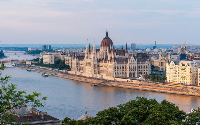 Vibrant 3 Bedroom Apartment In The Pulsing Heart Of Budapest