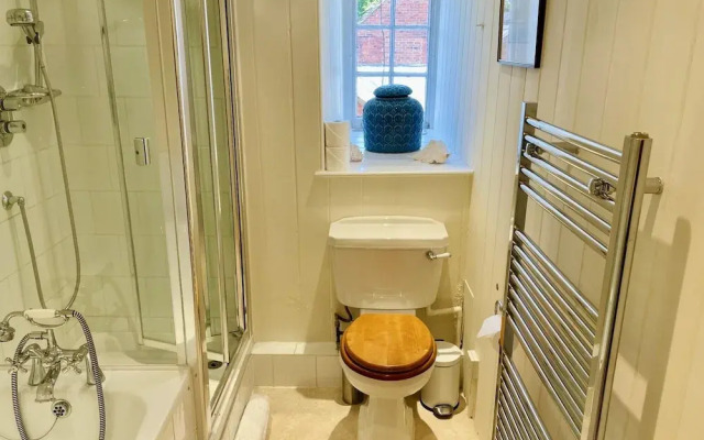 Dolls House - Luxury Townhouse - From 400 Per Night