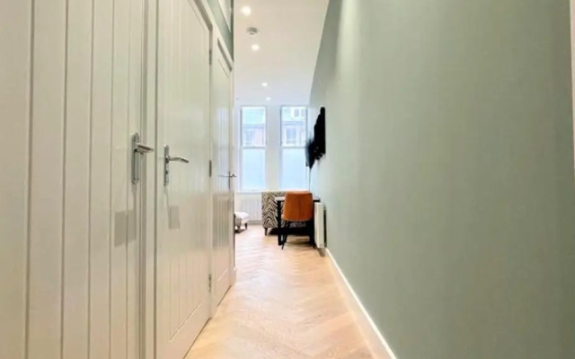 Trendy and Newly Reno'd 1 Bed Nr The Meadows