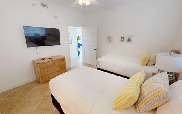 Oceania 807 3 Bedroom Condo by RedAwning