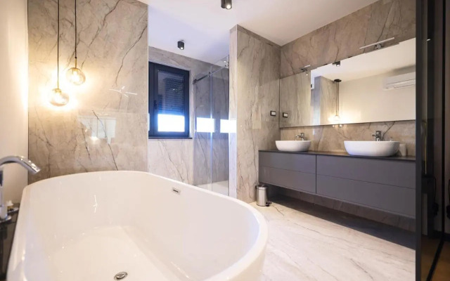 LL luxury penthouse on sea