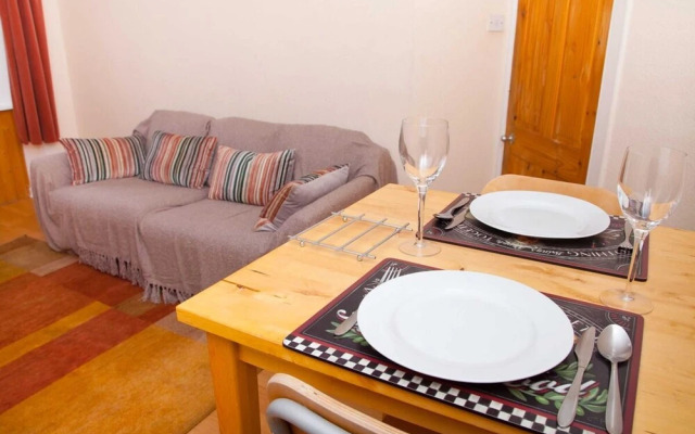 Bright & Quiet Edinburgh Home with Parking