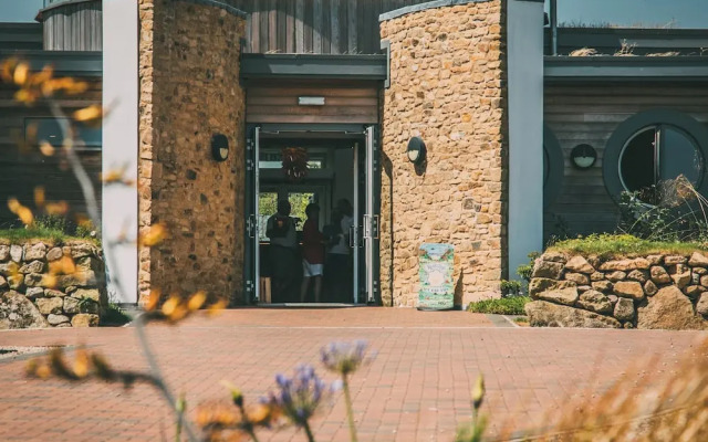 Una, Lodge 70