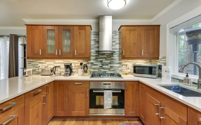 Lake Oswego Home w/ Deck 9 Mi to Downtown Portland
