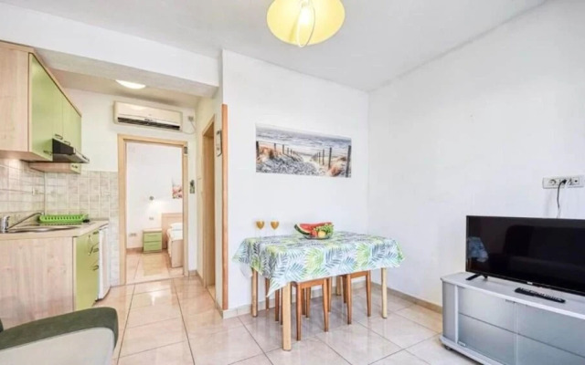 Ennio - 100m From the Beach - A2 Zeleni