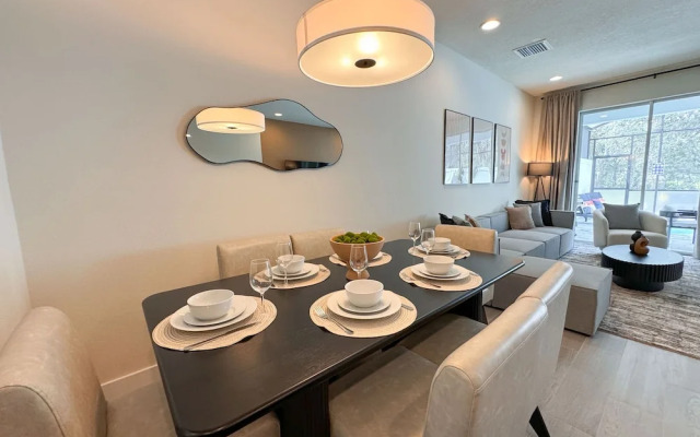 Upstay - Modern Family Townhouse w Private Pool