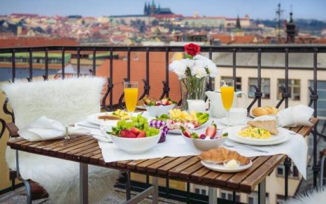 A/C + TERRACE Breakfast at Tiffany’s