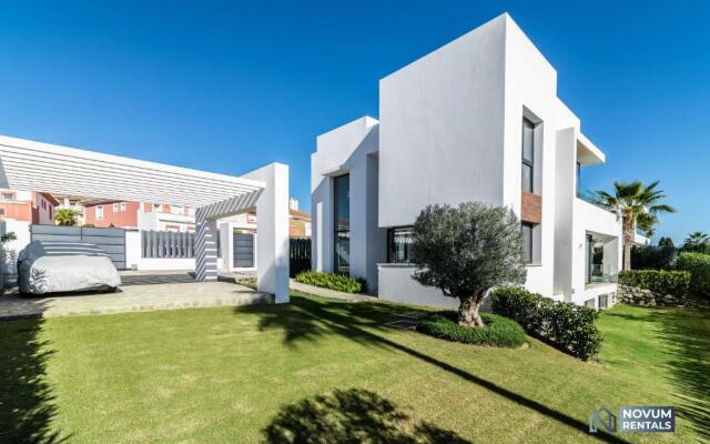 Extravagant 5-BDRM Villa - HEATED POOL & GYM