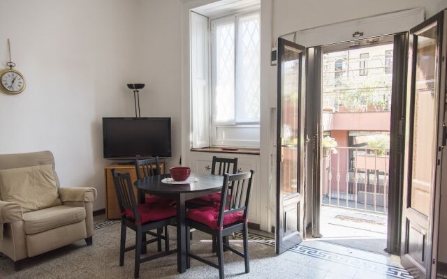 Peaceful Court Apartment In Shopping District