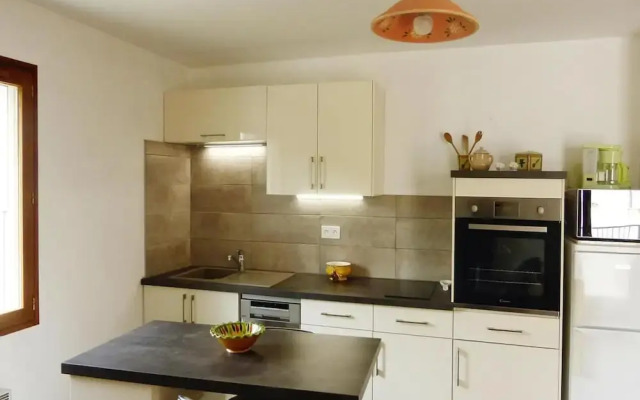 Apartment in Malauctne With Garden