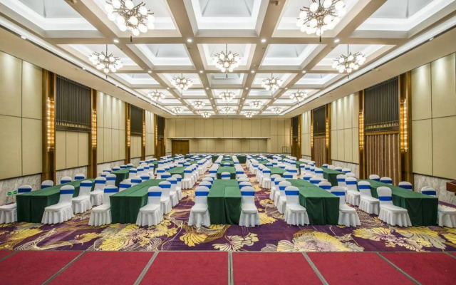 Jinfeng Hotel (Louxing Square Spring Garden Pedestrian Street Store)