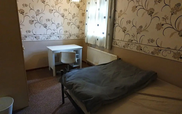 17 Spring Close Service Apartment
