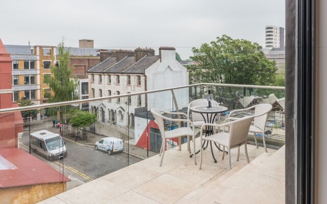 Delightful Dalston Home with Beautiful Balcony