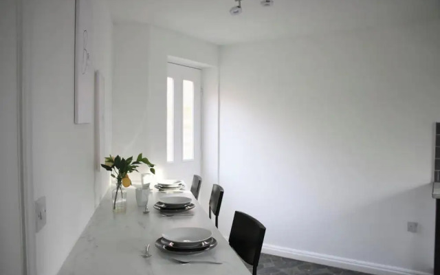 3 Bedroom House Close to City Centre/ Free Parking