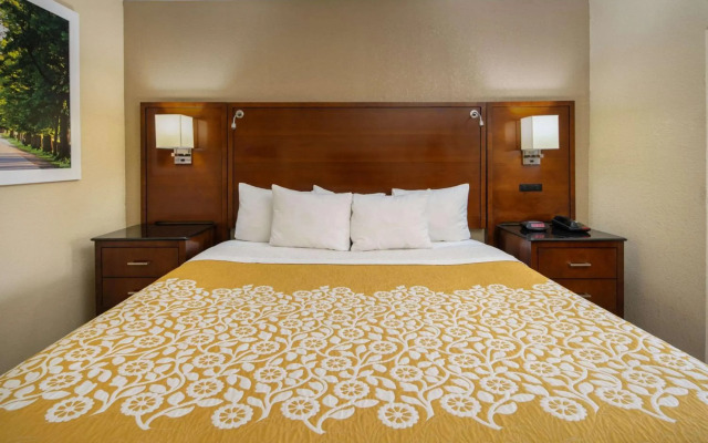 Historic Whispering Woods Hotel & Conference Center