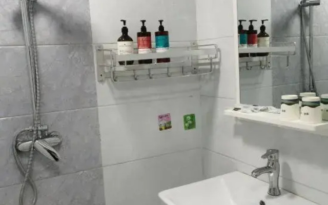 Manju Light Luxury Homestay (Henan University of Technology Metro Station)