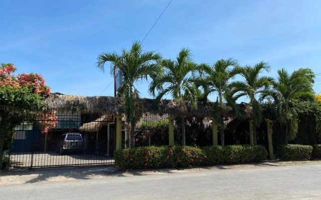 Mauras Tropical Mini Hostel