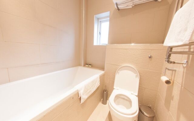 Spacious 2 Bedroom Flat in Queens Park - Sleeps 6