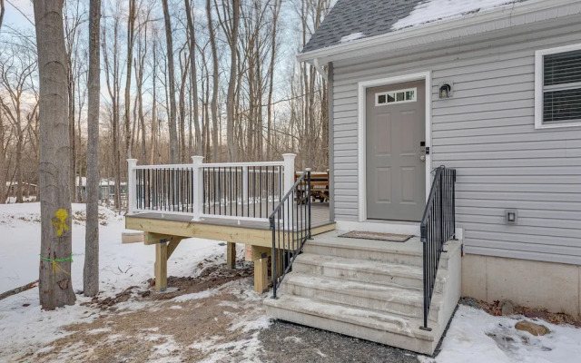 Hike & Ski: Pocono Lake Home w/ Community Perks!