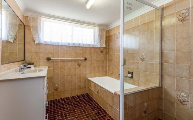 Freshly revovated Dog Friendly House walking distance to Waterfront!