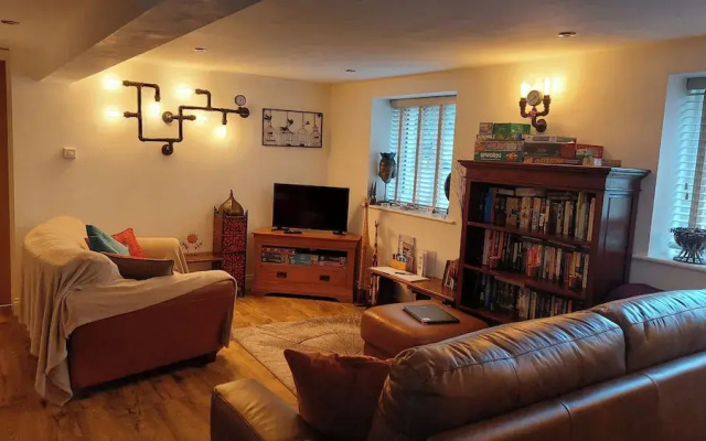 1 Bed Flat - Sleeps 4 - Garden - Parking - Wifi