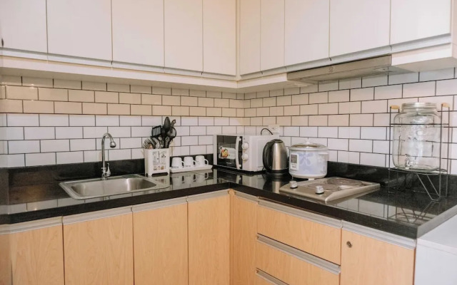 A Warm & Cozy City Studio