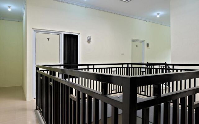 RedDoorz Syariah @ Danesti Homestay Near Bandara Sultan Hasanuddin