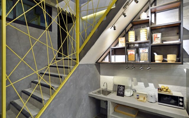 M Gray Hostel & Cafe