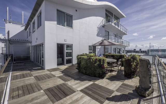 Seaview 1BR Apartment with Amazing Deck