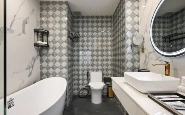 HANZ The Moon Hotel 1