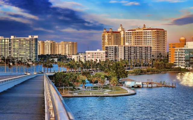 Sarasota Bay Pool Home