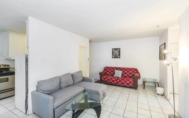 Magnificent Studio at Leaside -10 Mins to Downtown