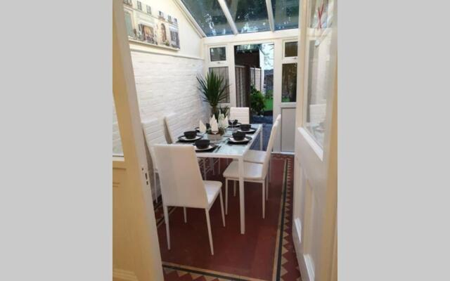 Beautiful spacious flat with garden