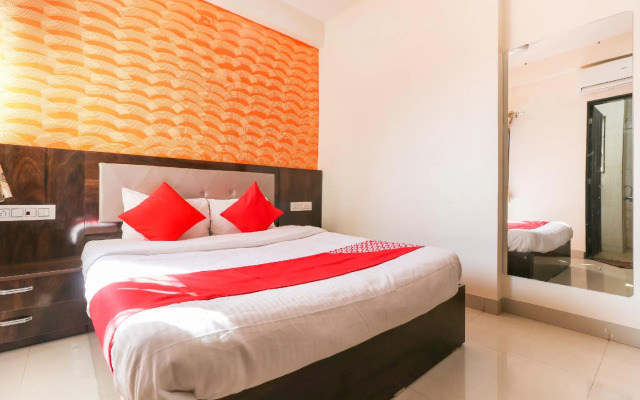 OYO 68826  R K Lodging And Amrut Restaurant