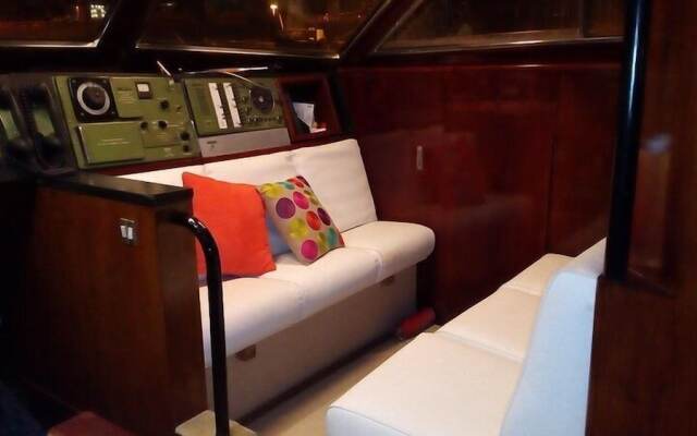 Akhir Cruise Charter
