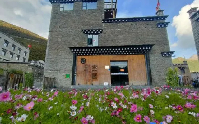 Yading Zhaxi Kongshu Tibetan Culture Theme Hotel – Exterior – Daocheng