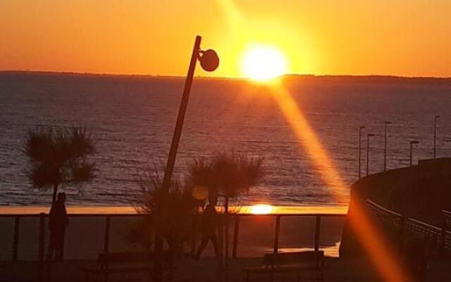 Maison et grande terrasse face mer