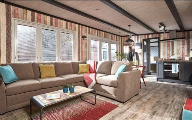 Remarkable 6-Berth Static Home with Hot Tub