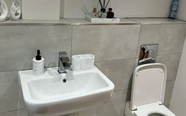 Stylish 2-bed Apt-private Parking-10mins to Centre