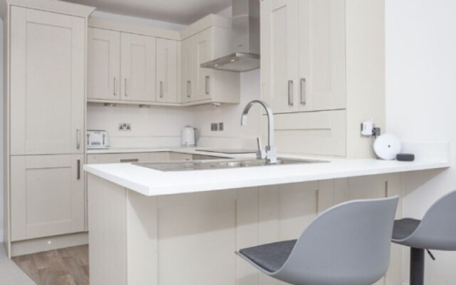 Whitehouse Apartments- Apartment B