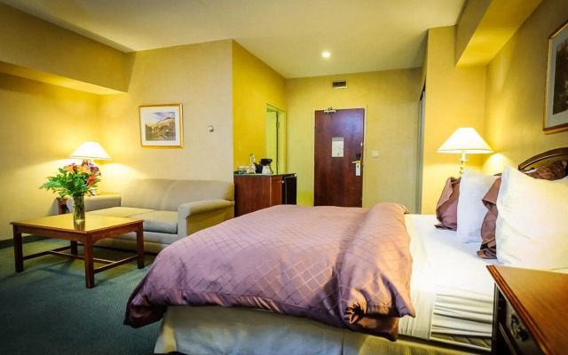 Peterborough Inn & Suites Hotel