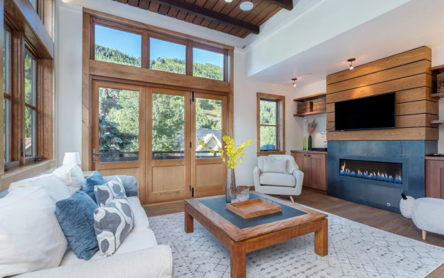 Meribel Penthouse - Luxury Condominium with Penthouse Views, Heart of Downtown Telluride, Hot Tub