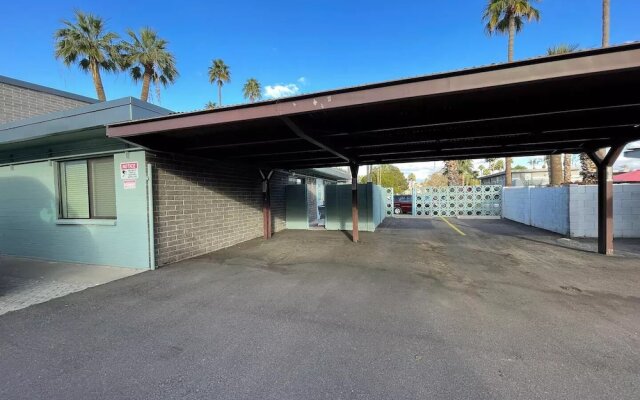 Walkable OTS Mid Century Condo-Pool