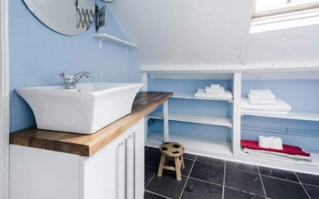 Spacious, Charming 3bd W/Balcony in Kennington