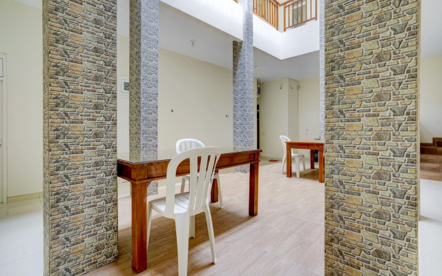 OYO 90173 Innapp Tenggilis Family Residence