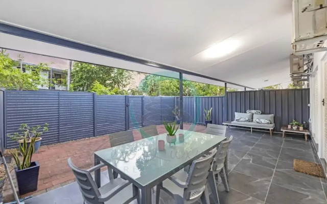 City Living Modern Outdoordining Private Yard