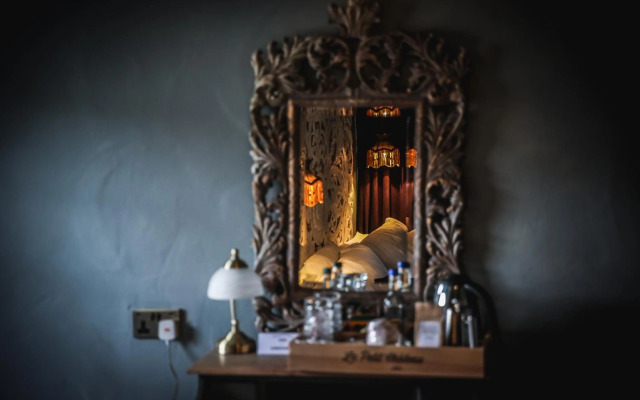 Le Petit Chateau & William de Percy
