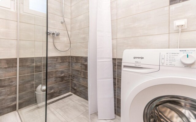 Nice Home in Ninski Stanovi With 4 Bedrooms and Wifi