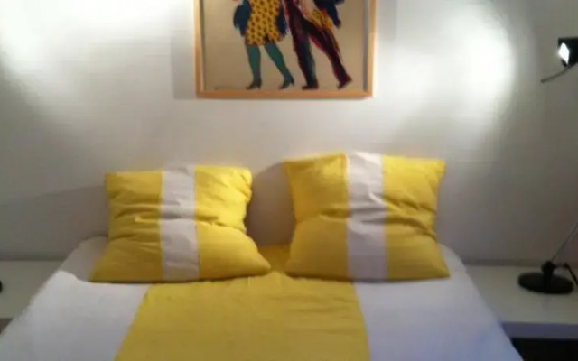 Into Paris - Louvre Apartment